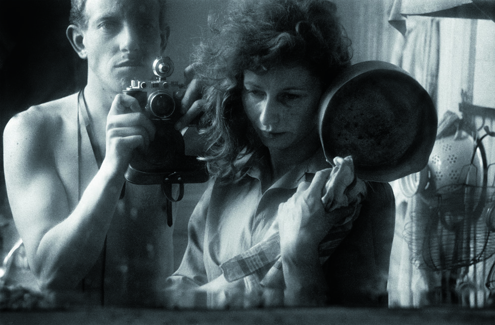  Autoportrait avec Aya Kando, Sèvres, France, 1953 © Ed van der Elsken / Nederlands Fotomuseum, courtesy Annet Gelink Gallery &amp; Folia Gallery, Paris. 